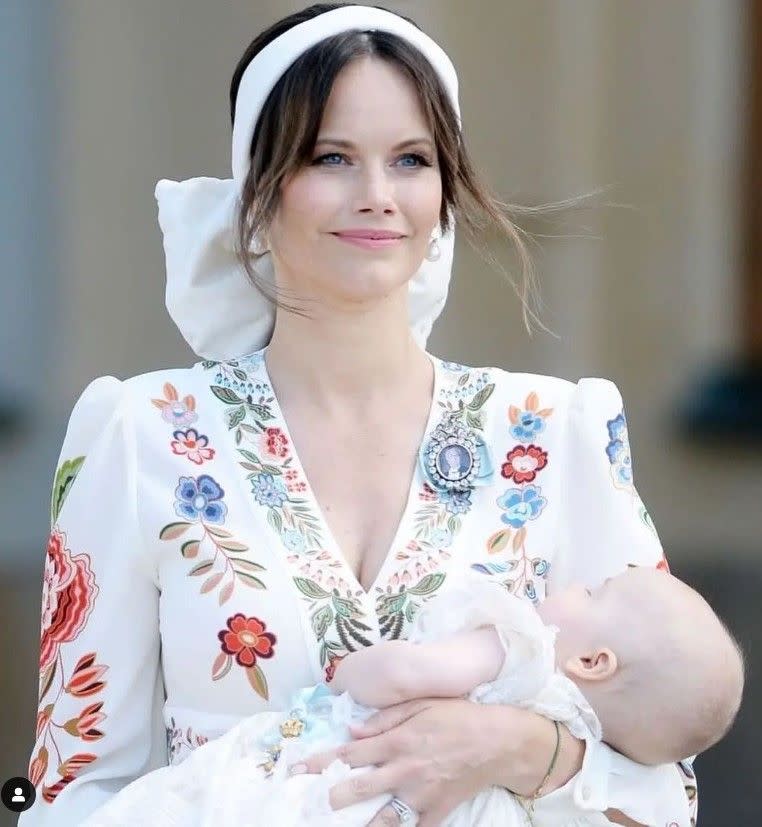 已經生了3個兒子的索菲亞王妃身穿碎花連衣裙，搭配水滴狀珍珠耳環，看上去美麗高貴。（翻攝自IG@carl_philip13）