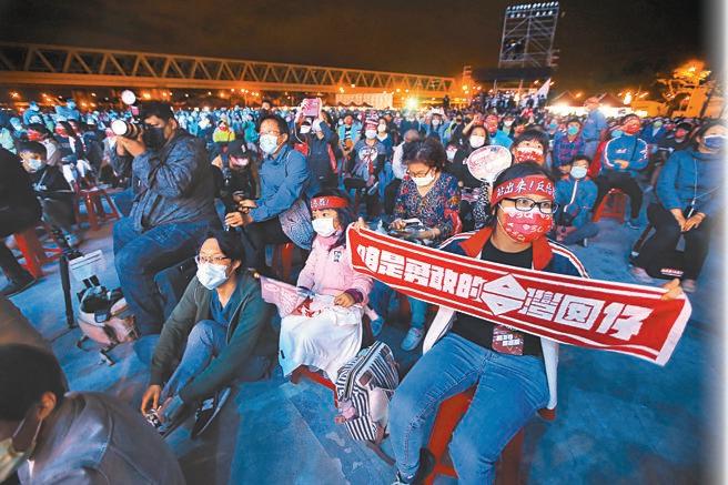 台灣基進黨立委陳柏惟22日晚間舉行「台灣民主轉骨湯」音樂會，反對罷免的支持者綁頭帶、拉布條來力挺。（黃國峰攝）