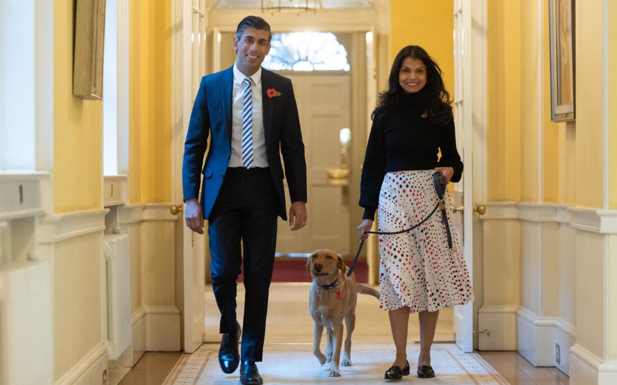 Rishi Sunak and Akshata Murty with their pet dog Nova in No 10 - Simon Walker/No 10 Downing Street