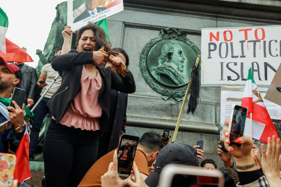 <p>Las manifestantes, tijeras en mano, cogen su coleta y la cortan. Un gesto de lo más simbólico. (Fredrik Persson/via REUTERS)</p> 