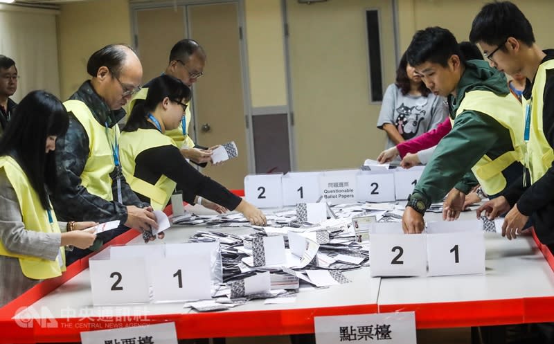 香港泛民派奪逾300席區會選舉親中派大敗 投票率高達71.2%，圖為開票情況。（中央社）