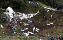 Rettungskräfte arbeiten sich im kolumbianischen Dschungel durch die Trümmer des Flugzeuges, mit dem die brasilianische Fußballmannschaft Chapecoense auf dem Weg nach Medellín, Kolumbien, abgestürzt ist. (Bild: Jaime Saldarriaga/Reuters)