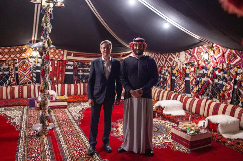 Saudi Arabia's Crown Prince Mohammed bin Salman Al Saud (R) receives the United States Secretary of State Antony Blinken, in AlUla. -/Saudi Press Agency/dpa