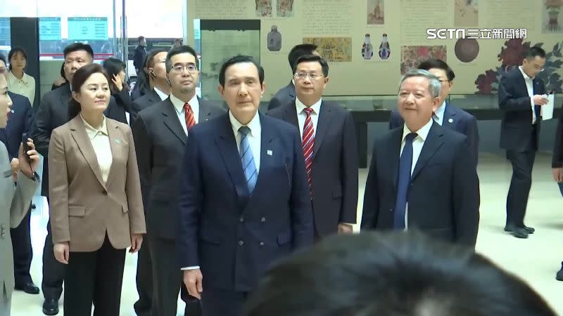 馬英九抵達重慶三峽博物館，由國台辦副主任潘賢掌親自陪同參觀。