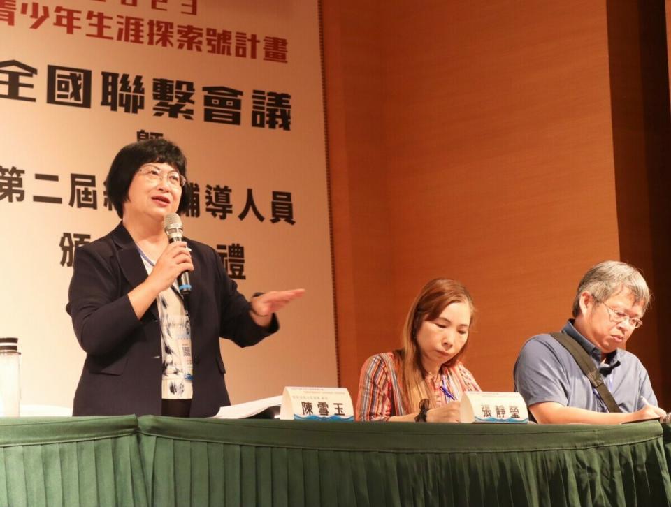 陳雪玉(左)誇高雄推動青少年生涯探索有特色。   圖：高雄市教育局提供
