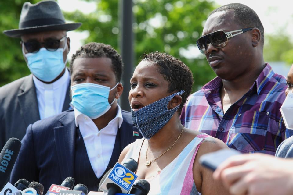 Tnika Tate, 39, speaks with reporters in Chicago on Thursday, June 4, 2020.