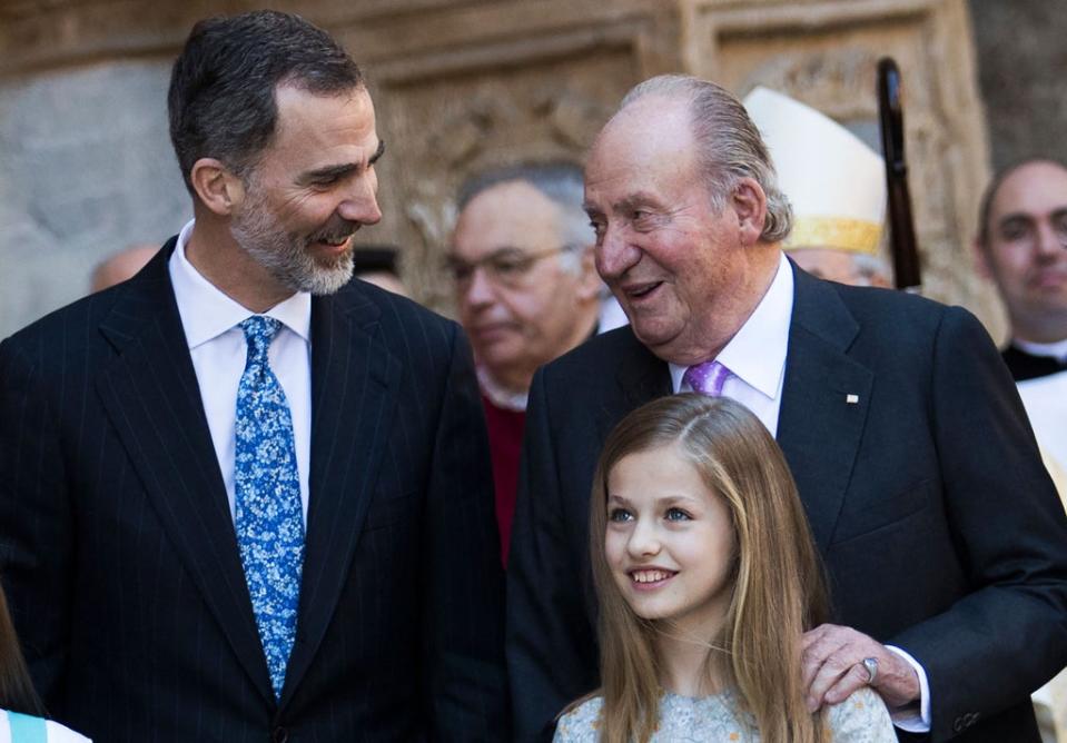 Juan Carlos (right) with his son, King Felipe VI of Spain, and granddaughter Princess Leonor in Palma de Mallorca in 2018 (AFP via Getty Images)