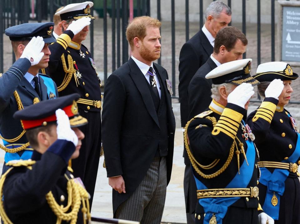 El príncipe Harry, duque de Sussex, junto al rey Carlos III, la princesa Anne, princesa real, y el príncipe Guillermo, príncipe de Gales, mientras saludan en el funeral de Estado de la reina Isabel II (POOL/AFP via Getty Images)