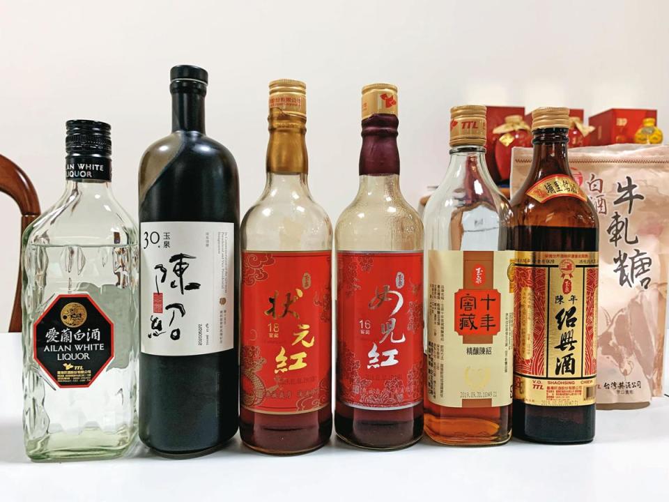 紹興酒品飲（由右至左）分別是5年陳年紹興、10年窖藏、16年的女兒紅、18年的狀元紅、30年陳紹總統就職紀念酒、愛蘭白酒。