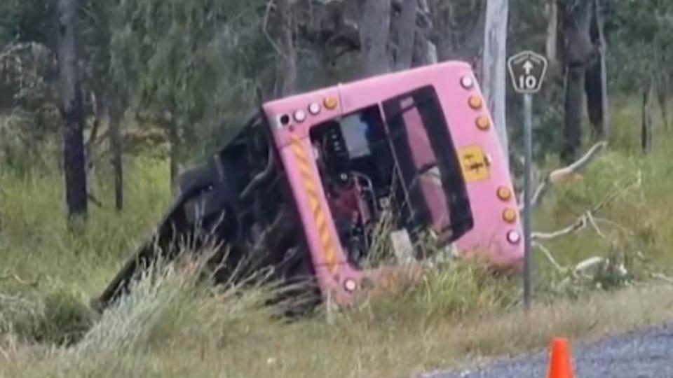 校車嚴重翻覆在路邊。（圖／翻攝自9News Queensland 推特 @9NewsQueensland）