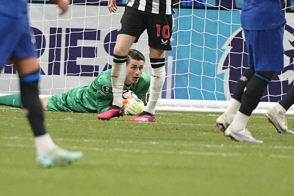 El arquero de Chelsea Kepa Arrizabalaga controla el balón durante el partido de pretemporada contra Newcastle, el miércoles 26 de julio de 2023, en Atlanta. (AP Foto/Brynn Anderson)