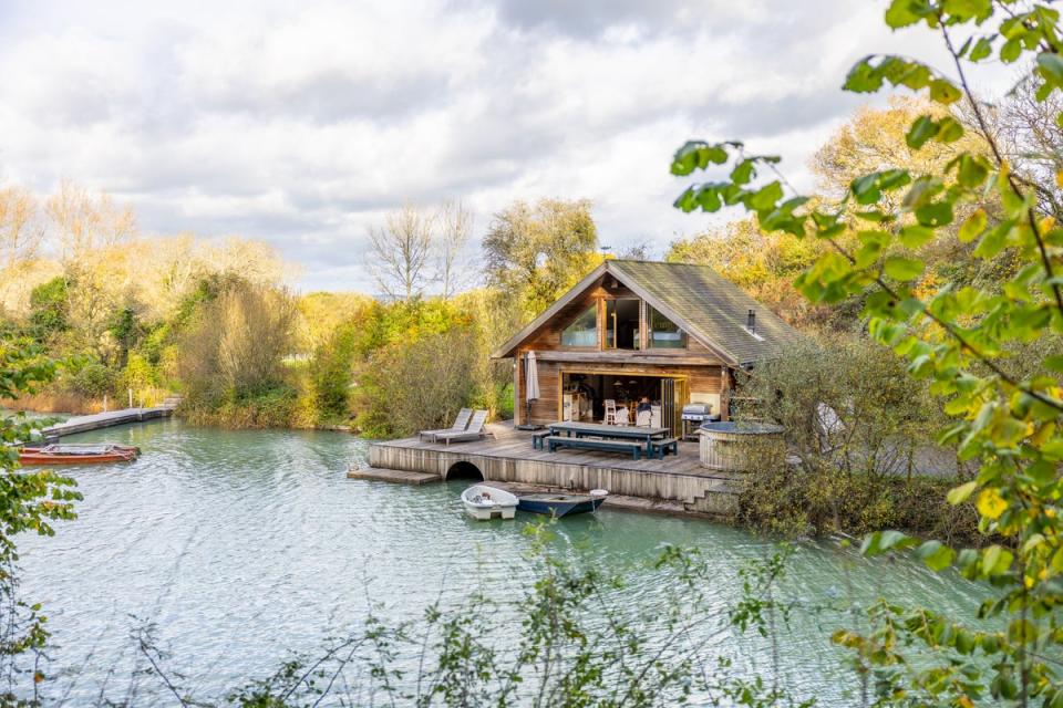 Ditchling Cabin sits on its own private lake in the Sussex Downs (Ditchling Cabin)