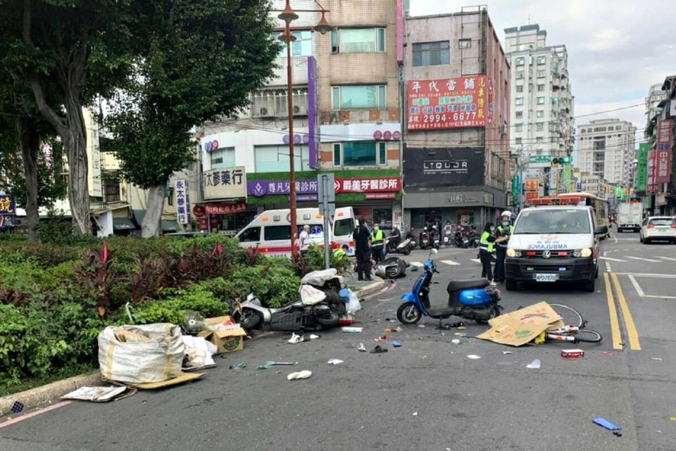 新莊區復興路一段27日發生休旅車涉撞3部機車及1部腳 踏車，造成1人命危及5人受傷送醫急救，肇事責任正由 警方偵辦。（翻攝照片）