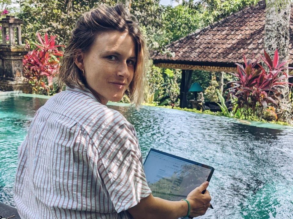 Laura Lewandowski mit ihrem Laptop, der ihr auf Bali zumindest ab und zu erlaubte, online zu sein. - Copyright: Laura Lewandowski