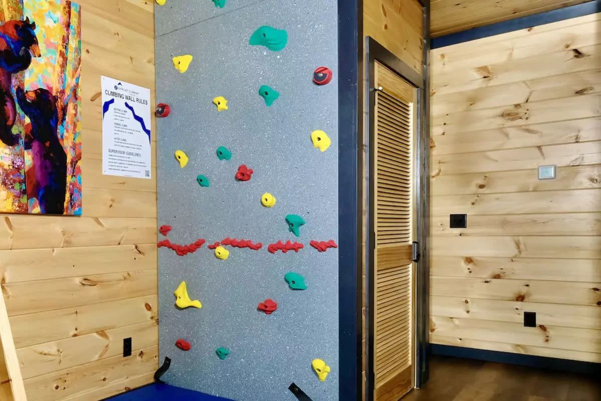 10-Foot Climbing Wall, Bella Vista, Pigeon Forge, Tennessee