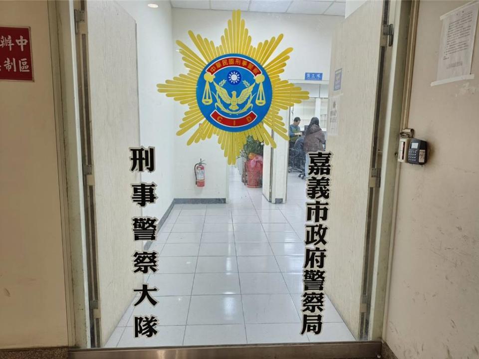 嘉義市立委王美惠委由高姓助理到市警局報案。（廖素慧攝）