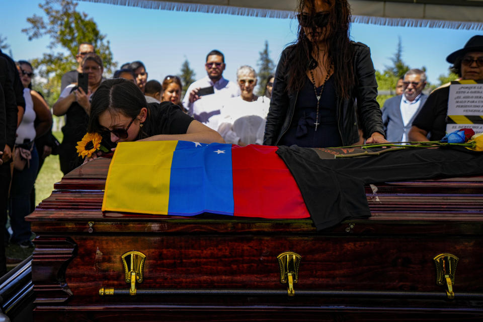 La viuda y hermana del exteniente venezolano Ronald Ojeda en su entierro en el cementerio Canaan en Santiago, Chile, el viernes 8 de marzo de 2024. De acuerdo con el fiscal Héctor Barros, Ojeda fue secuestrado el 21 de febrero y encontrado muerto enterrado a las afueras de la capital el 1 de marzo. (AP Foto/Esteban Félix)