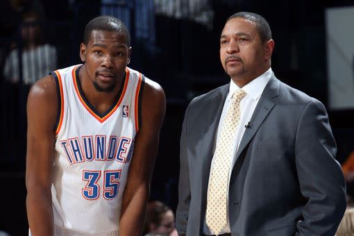 Durant（左）、Mark Jackson（右）之間有很好的關係。（圖／翻攝自推特）