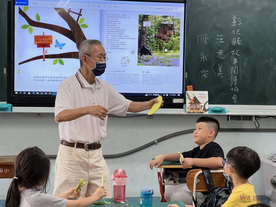 ▲文德國小與彰化縣故事閱讀協會合作，由一群退休人士組成的協會志工，為孩子們帶來豐富多彩的閱讀體驗。（記者陳雅芳攝）