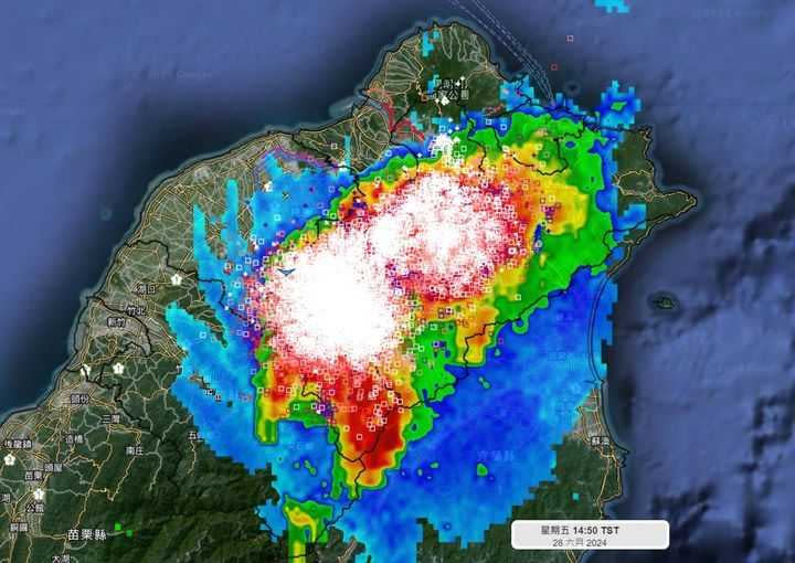 台北、桃園兩顆雷雨胞合併，每分鐘閃電訊號高達500次以上。（圖／翻攝自天氣風險臉書、資料來源：台灣全方位閃電監測網）