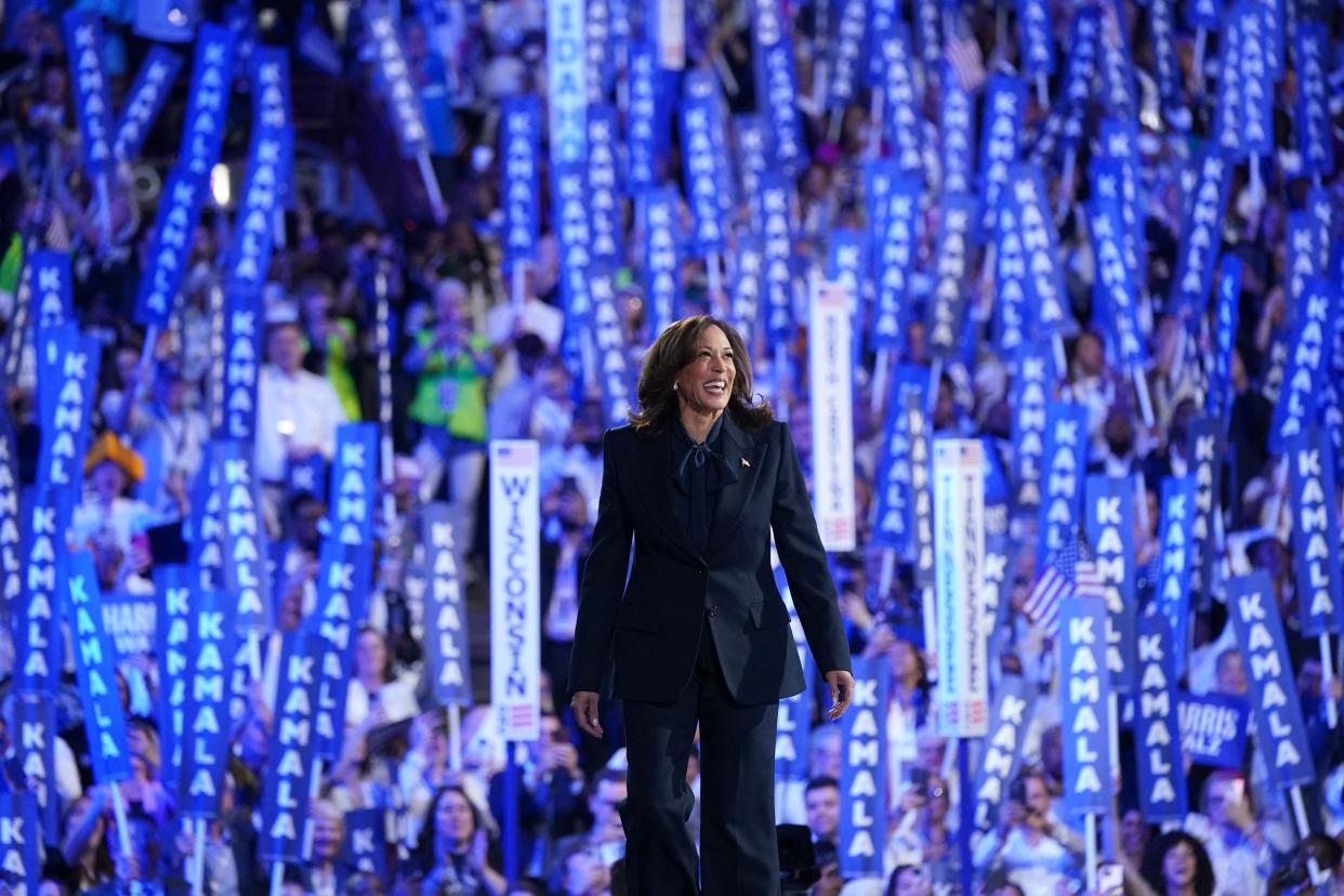 Democratic presidential nominee and U.S. Vice President Kamala Harris takes the stage on Day 4 of the Democratic National Convention (DNC) at the United Center in Chicago, Illinois, U.S., August 22, 2024. REUTERS/Kevin Lamarque (REUTERS)