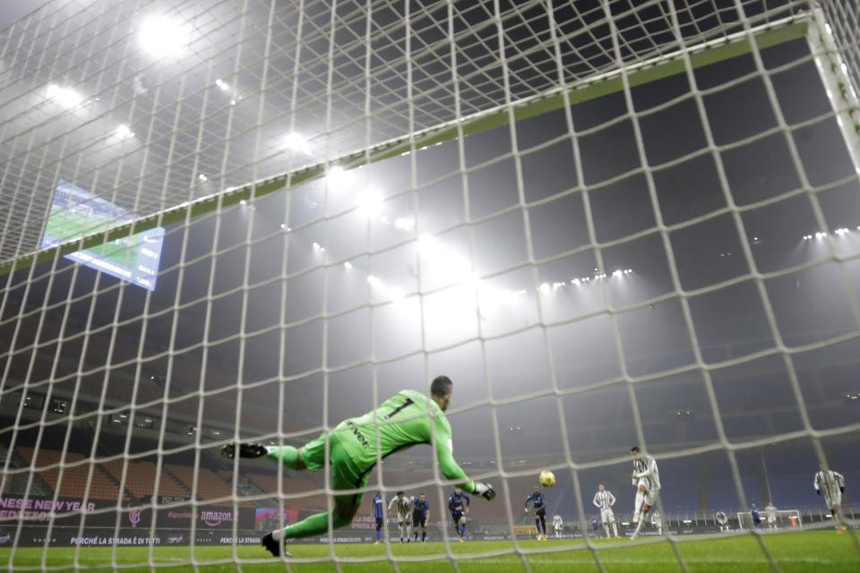El portugués Cristiano Ronaldo convierte un penal por la Juventus durante la ida de las semifinales de la Copa Italia frente al Inter, el martes 2 de febrero de 2021 en Milán (AP Foto/Luca Bruno)