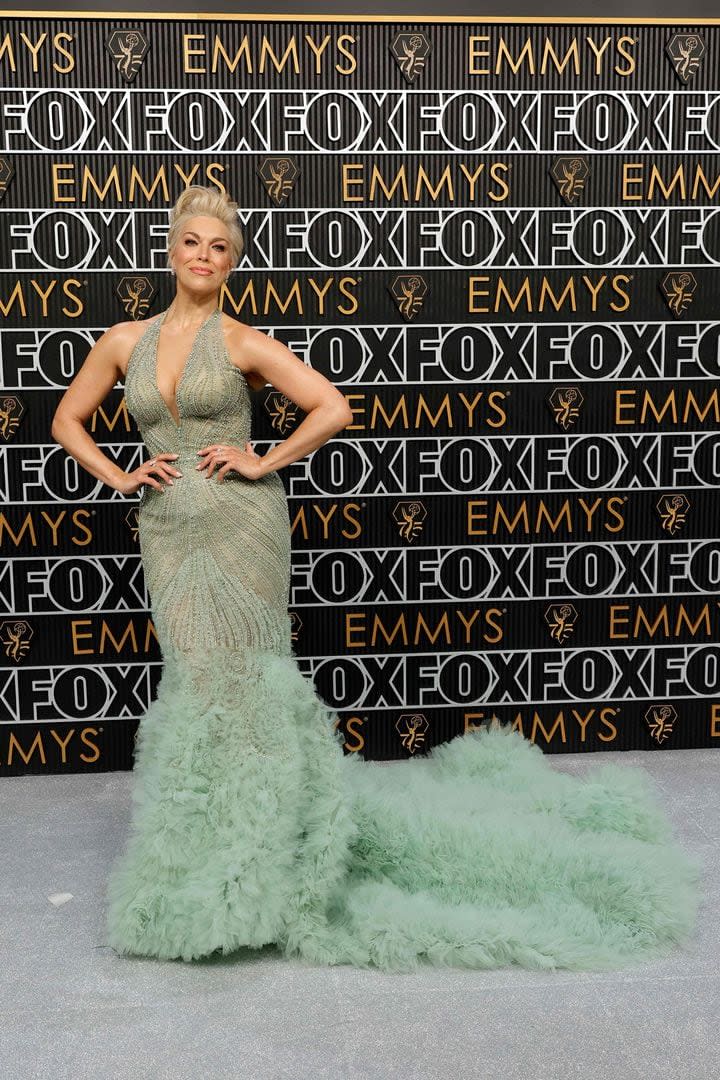 Hannah Waddingham, nominada por su trabajo en Ted Lasso, lució increíble con un vestido color verde de escote profundo y cola de Marchesa