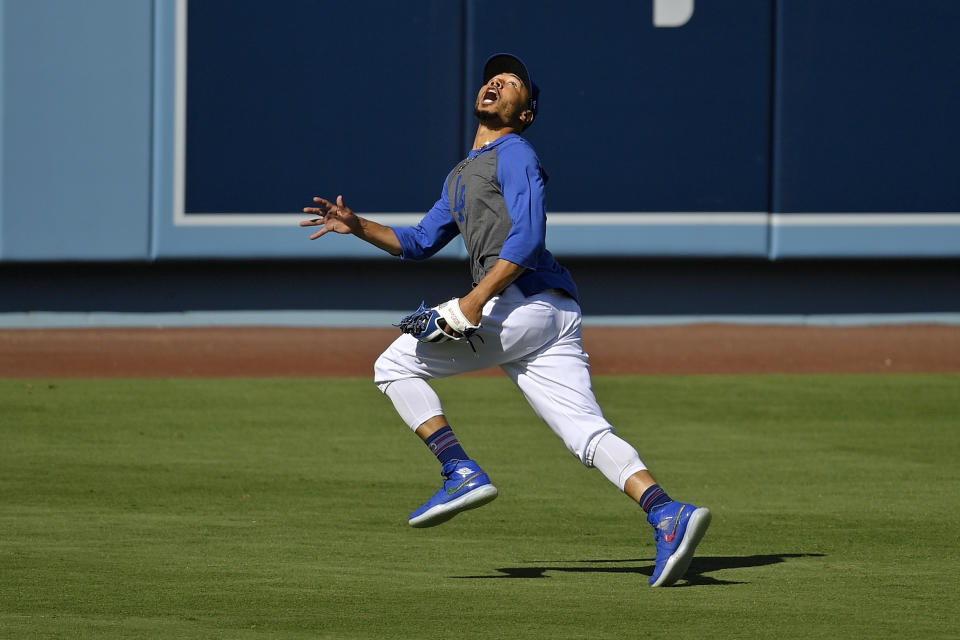 El jardinero derecho de los Dodgers de Los Ángeles Mookie Betts persigue un elevado durante la práctica del equipo el domingo 5 de julio de 2020, en Los Ángeles. (AP Foto/Mark J. Terrill)