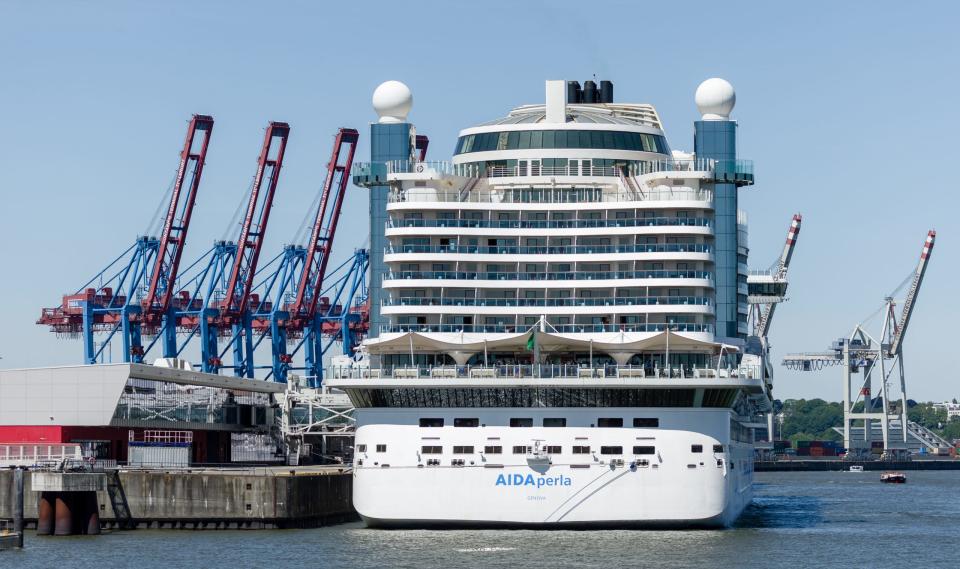 Das Kreuzfahrtschiff AIDAperla im Hafen von Hamburg. - Copyright: Markus Scholz/picture alliance via Getty Images