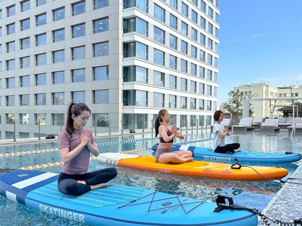 台南晶英酒店「如『瑜』得水」專案，房客可體驗水上瑜珈課程，在藍天白雲陪襯下放鬆冥想。圖／台南晶英酒店提供