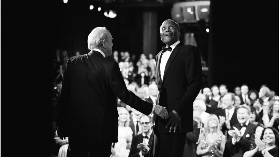 El escritor George Stevens Jr. y el actor Sidney Poitier.