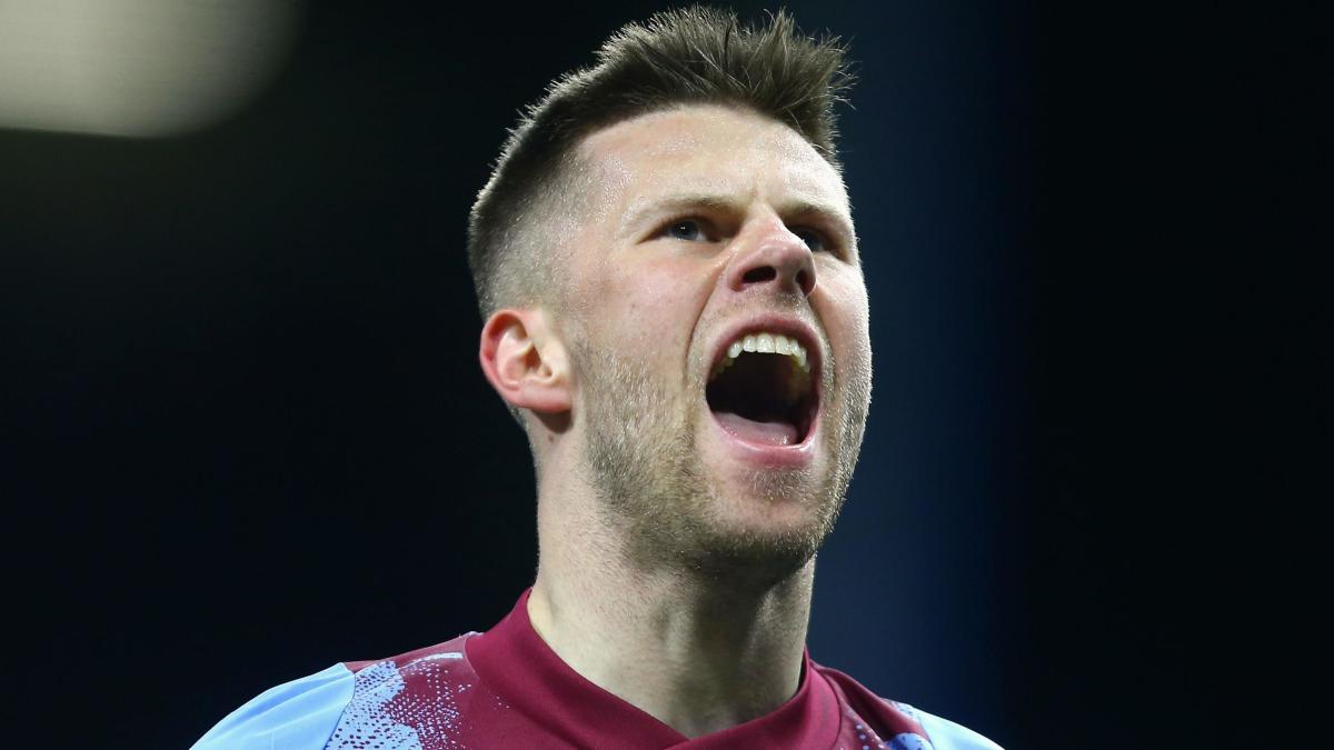 Burnley re-sign Gudmundsson for one-year deal