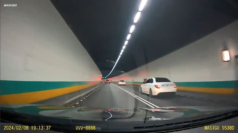 2部賓士車在雪隧超速又任意變換車道。（圖／翻攝自爆料公社）