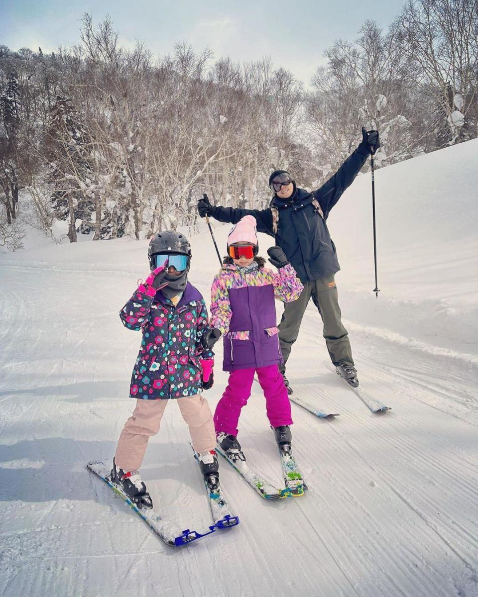 修杰楷「一打二」，帶女兒咘咘、波妞一起去滑雪。（翻攝自修杰楷IG）