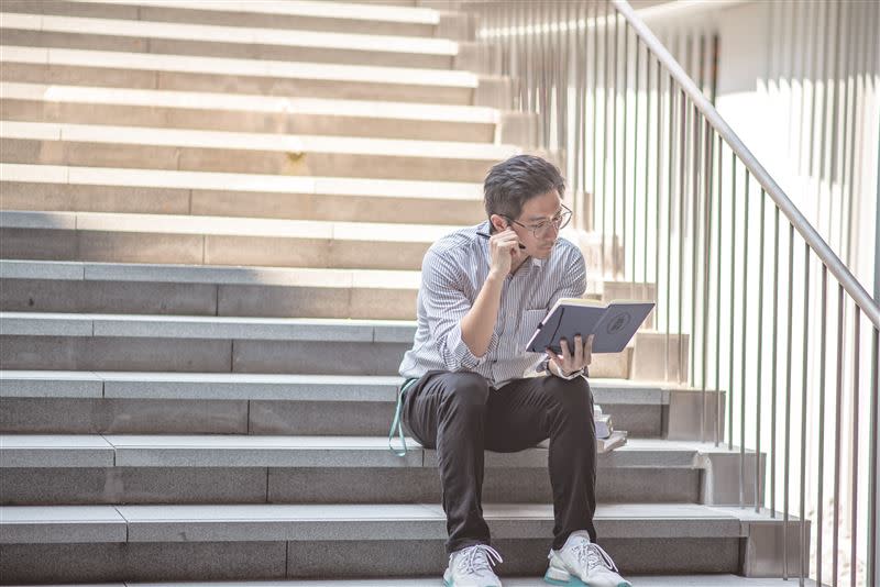 台灣最帥教授洪瀞出書教你怎樣做自己。 （圖／謝慶煌攝影、圓神出版提供）