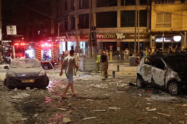 Imagen del 7 de octubre de 2023 de automóviles dañados en ataques con misiles de los terroristas de Hamas, en Tel Aviv, Israel