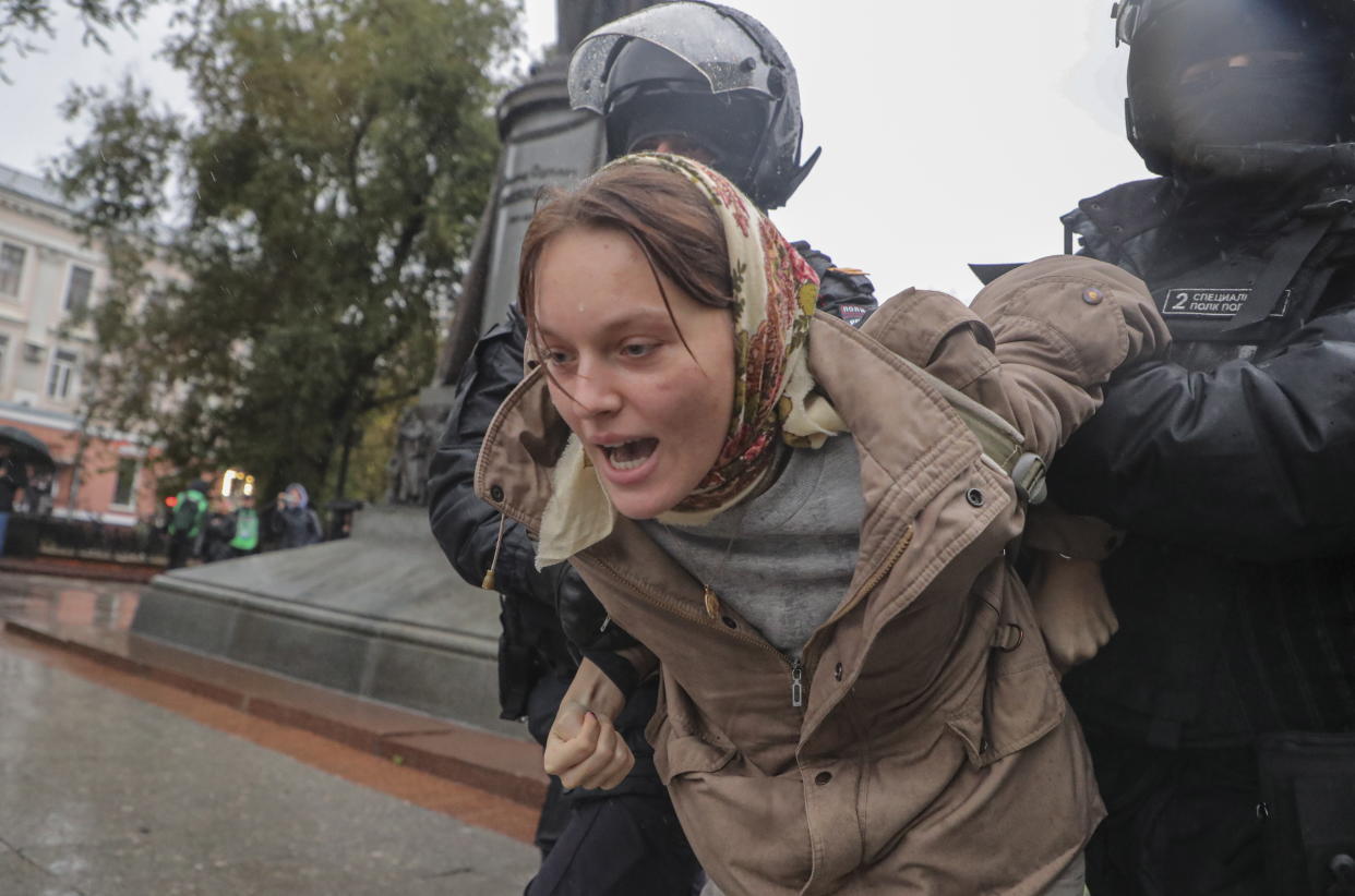 Russian policemen detain a person taking part in an unauthorised protest against Russia's partial military mobilisation due to the conflict in Ukraine. Source: EPA/AAP