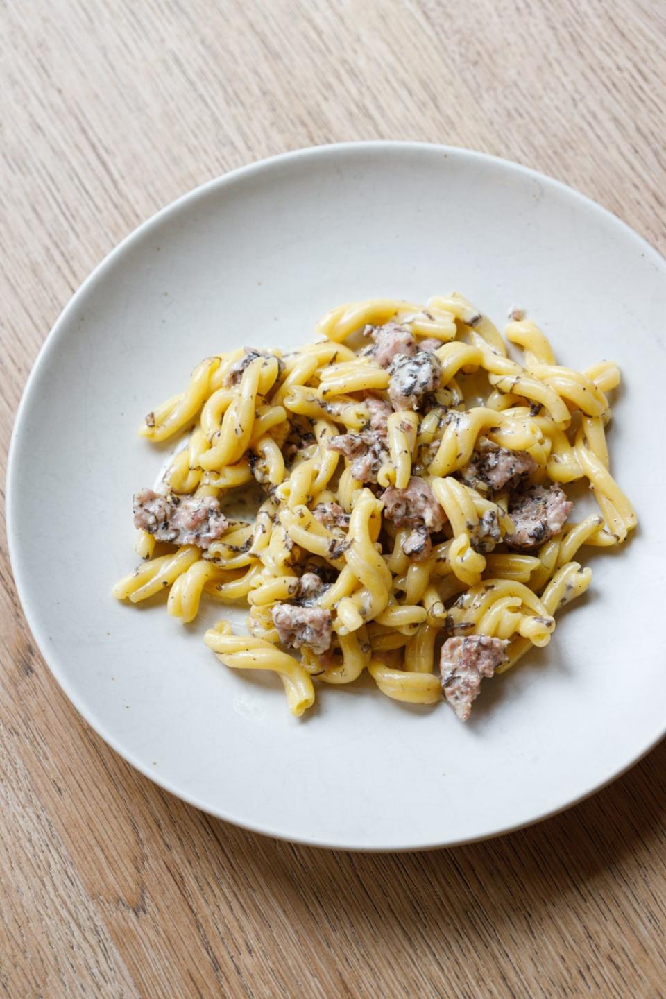 This recipe is easy to adapt at home: you can use any kind of sausage and make it with or without truffle (Manteca)