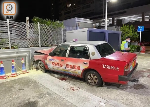 地上遺下兩攤血漬。(李國健攝)

