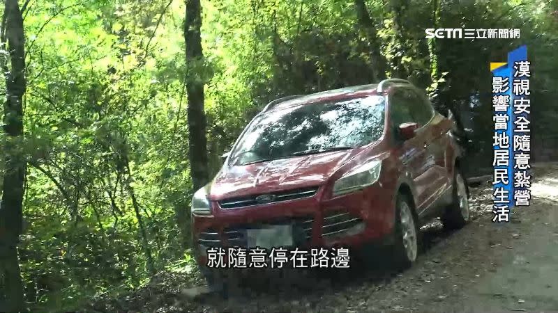 車輛隨意停放在路邊，影響當地居民出入動線。