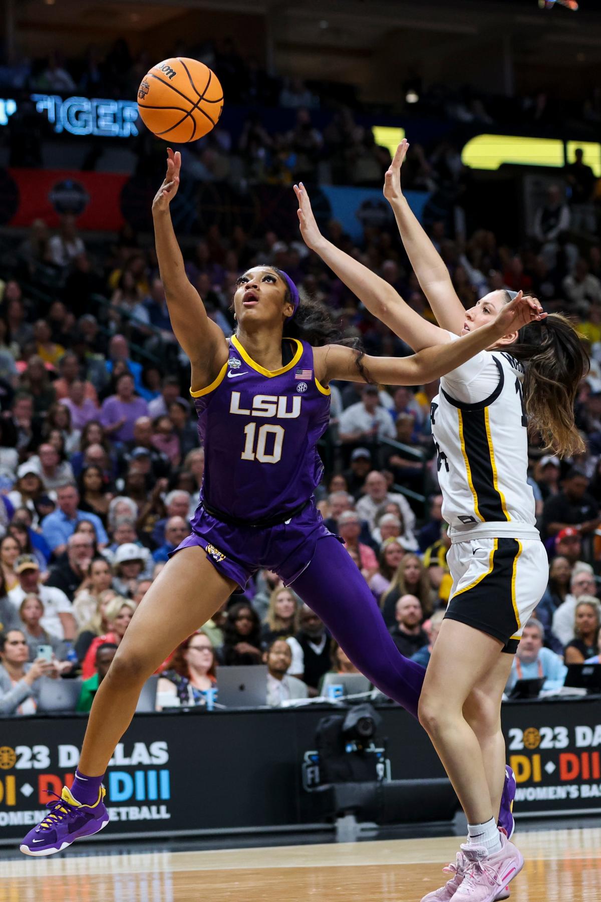 lsu-women-s-basketball-score-vs-iowa-caitlin-clark-live-updates-from