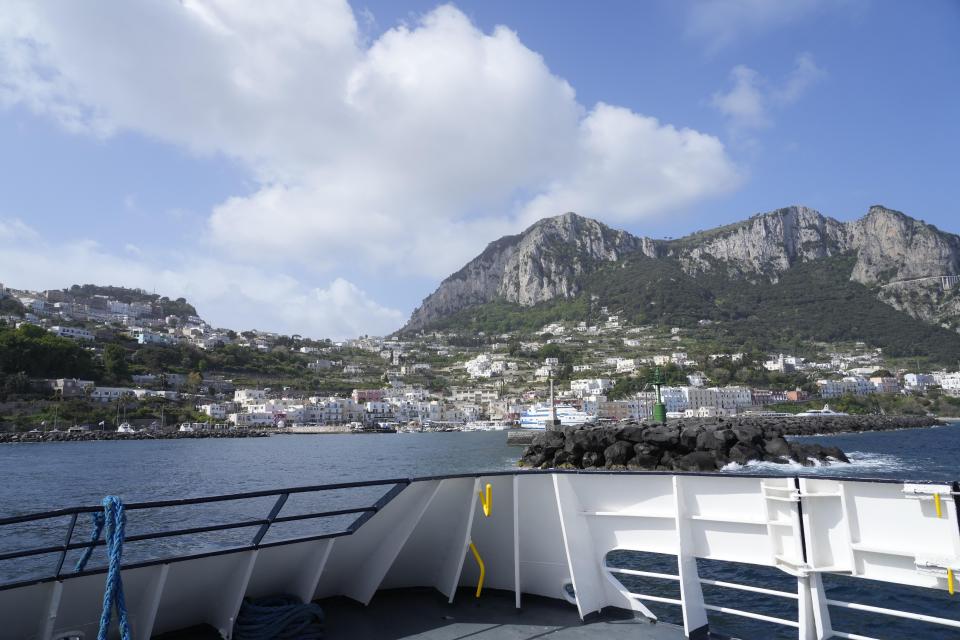 Ein Blick auf den Hafen von Capri (Bild: Gregorio Borgia/AP/dpa)