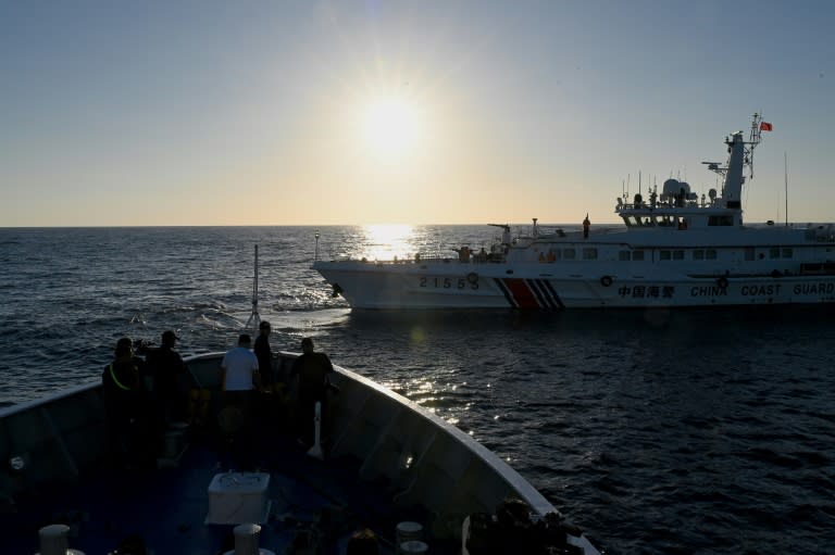 Bei einer Konfrontation im umstrittenen Südchinesischen Meer hat sich die chinesische Küstenwache nach Angaben Manilas widerrechtlich Zugang zu philippinischen Marinebooten verschafft. Der philippinische Armeechef warf Peking "Piraterie" vor. (JAM STA ROSA)