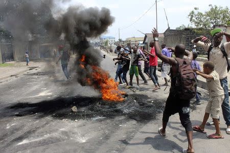 Demonstrators burn tyres to set up barricades during a protest in the Democratic Republic of Congo's capital Kinshasa January 20, 2015. REUTERS/Jean Robert N'Kengo