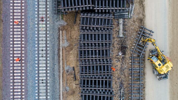 ARCHIV - 13.09.2019, Niedersachsen, Sorsum: Arbeiter zerlegen mit einem Bagger alte Bahnschienen bei der Sanierung der ICE-Trasse Hannover-Göttingen bei Sorsum im Landkreis Hildesheim (Luftaufnahme mit Drohne). Für die Sanierung der ICE-Strecke von Hannover bis Göttingen hat die Deutsche Bahn 175 Millionen Euro veranschlagt. Rund 140 Kilometer Gleise, 47 Weichen, 243 000 Schwellen und 405 000 Tonnen Schotter sind erforderlich. (zu dpa 