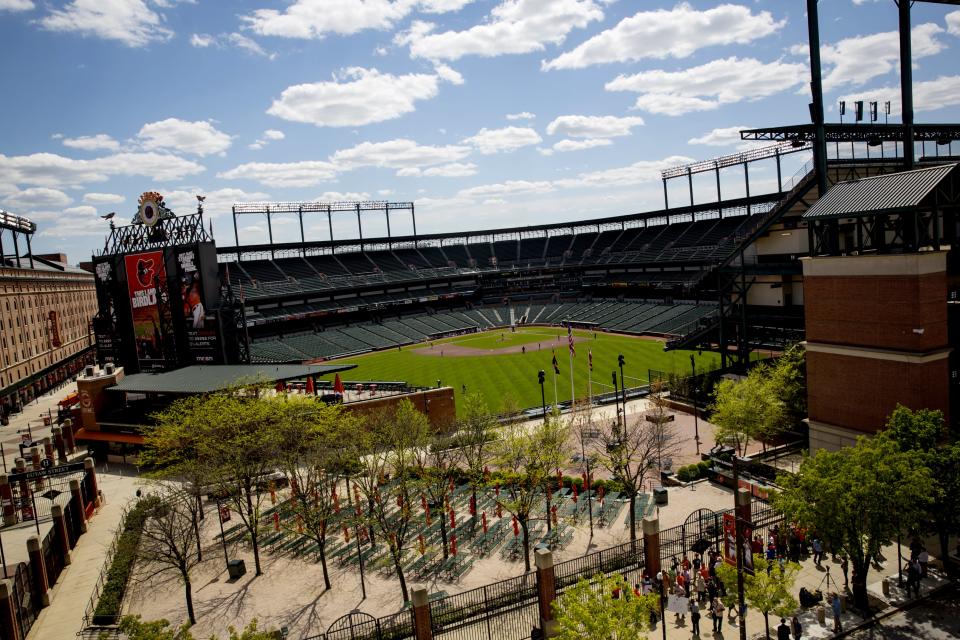 Fans watch from outside the gates at Camden Yards ballpark during the Baltimore Orioles against Chicago White Sox America League baseball game in Baltimore, Maryland April 29, 2015. In what will be a first for Major League Baseball, the Baltimore Orioles will host the Chicago White Sox on Wednesday in a stadium closed to fans as Baltimore copes with some of the worst U.S. urban rioting in years. REUTERS/Eric Thayer