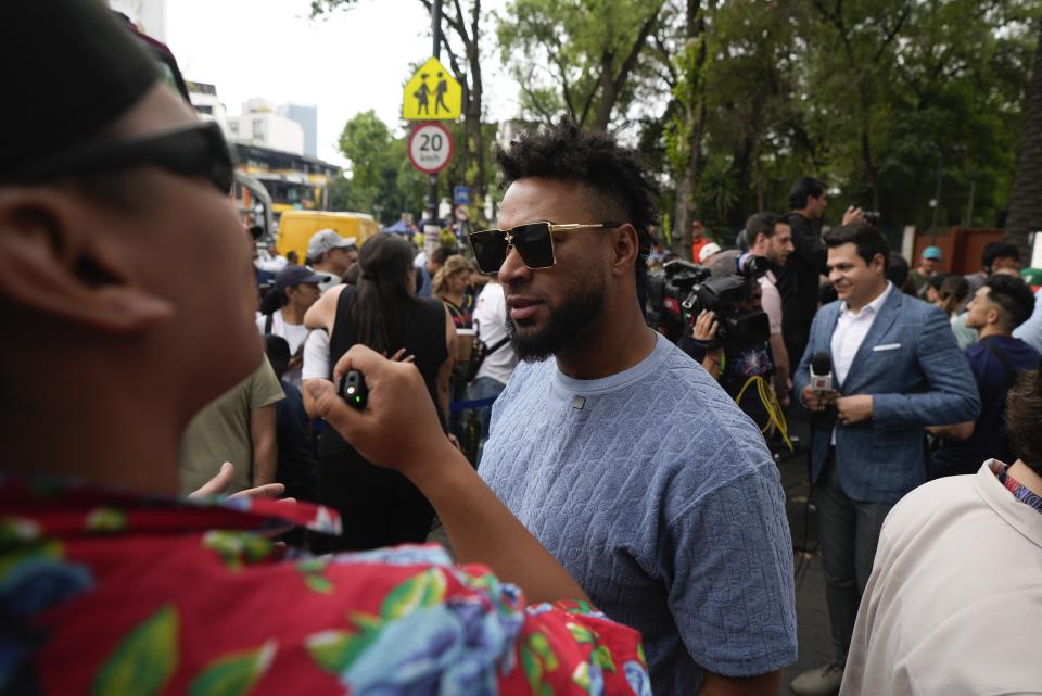 El catcher de los Colorado Rockies Elías Díaz platica con la prensa durante el Taco Tour, evento promocional realizado en la plaza La Cibeles en Ciudad México, viernes, abril 26, 2024. Los Astros enfrentan a los Colorado Rockies el fin de semana en México. (AP Foto/Fernando Llano)