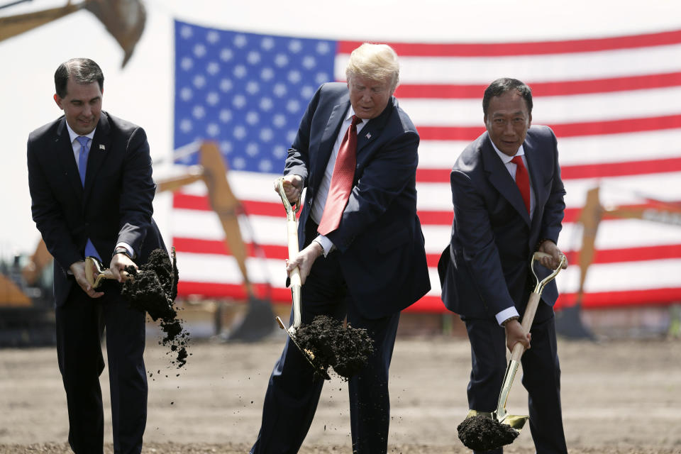 ARCHIVO - En esta fotografía de archivo del 28 de junio de 2018, el presidente Donald Trump, al centro, acompañado del gobernador de Wisconsin, Scott Walker, a la izquierda, y el presidente de Foxconn, Terry Gou, participan en un acto con motivo del inicio de las obras para construir una planta de la empresa en Mt. Pleasant, en el estado. (AP Foto/Evan Vucci, Archivo)