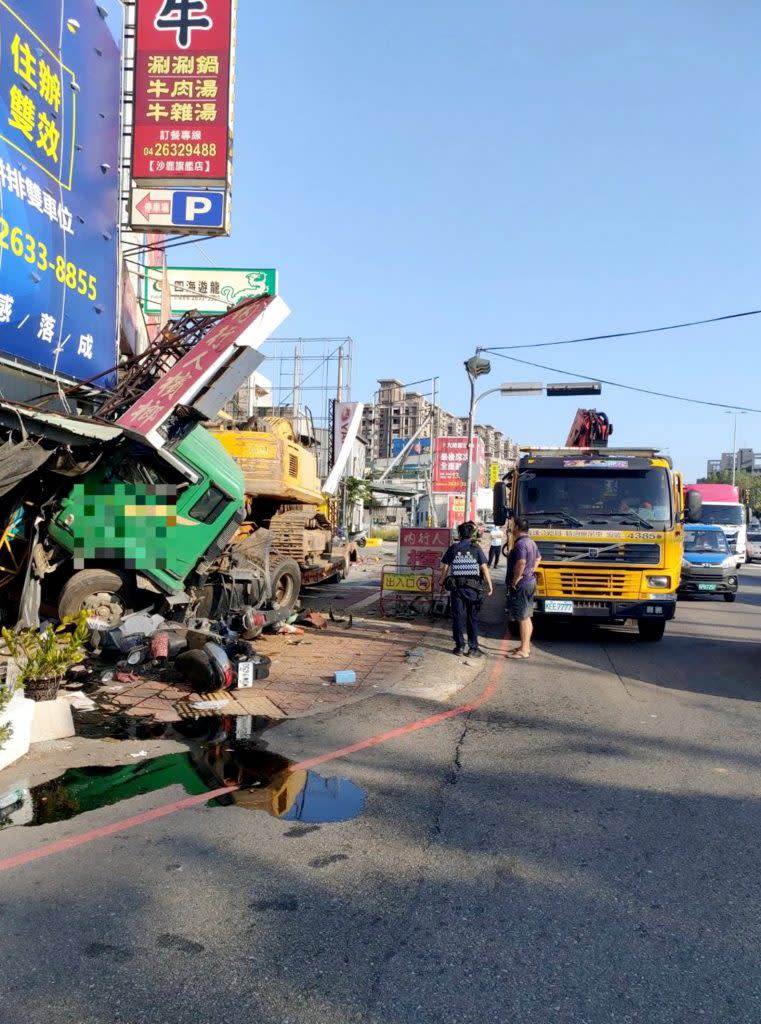 拖板車最後撞及檳榔攤，檳榔攤也幾乎被撞碎，拖板車車頭嚴重變形。 （記者陳金龍翻攝）