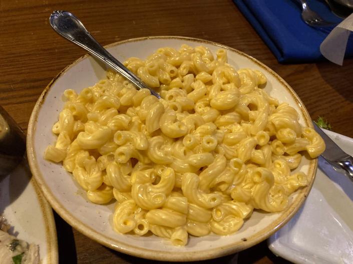 plate of mac and cheese from liberty tree tavern in disney world